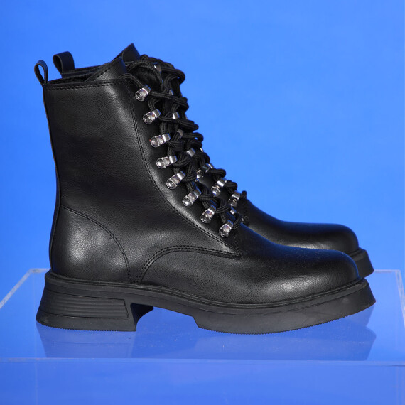 http://lb.kyveli.me/products/leather-ringer